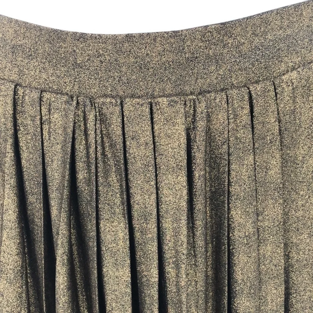 Charlotte Russe Pleated Gold Fleck and Black Skiirt Size L Shiny Shimmery